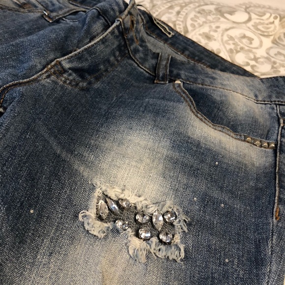 Distressed jeweled jeans - Picture 2 of 3